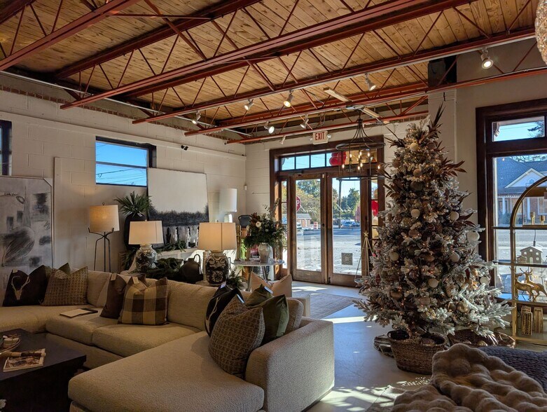 More Photos Of 30 N Main St, Alpharetta Storefront For Lease