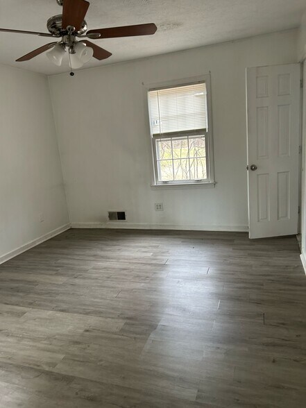 More Photos Of 4455 State Bridge Way, Alpharetta Office Residential For Lease