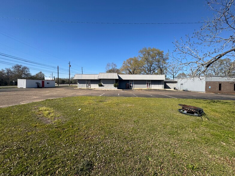 Primary Photo Of 990 N Daleville Ave, Daleville Warehouse For Sale