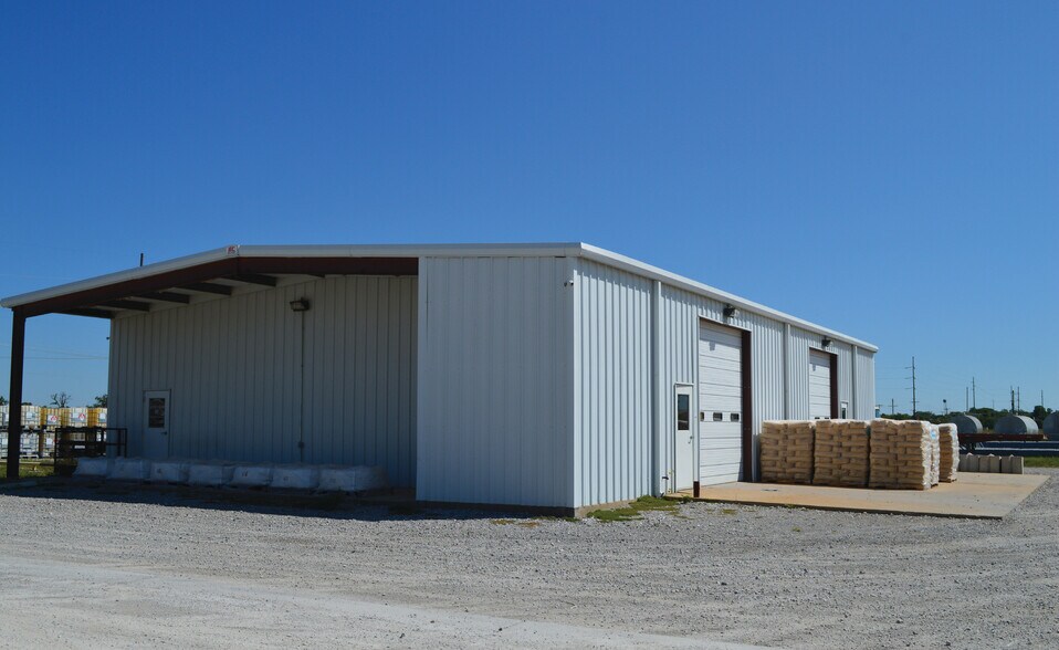 Primary Photo Of 1709 Enterprise Blvd, Pauls Valley Warehouse For Sale