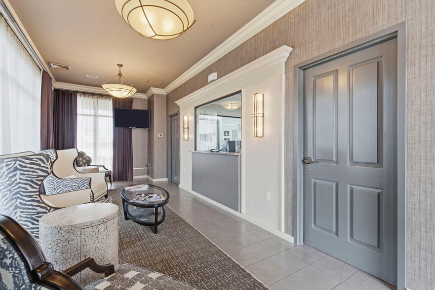 More Photos Of 2104 Chesterfield Blvd, Springfield Office For Sale