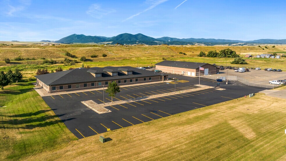 More Photos Of 920 NE Main St, Lewistown Office For Sale