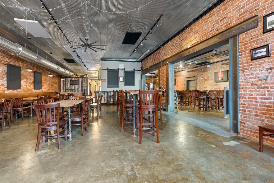 More Photos Of 451 S Thompson Ave, Excelsior Springs Bar For Sale
