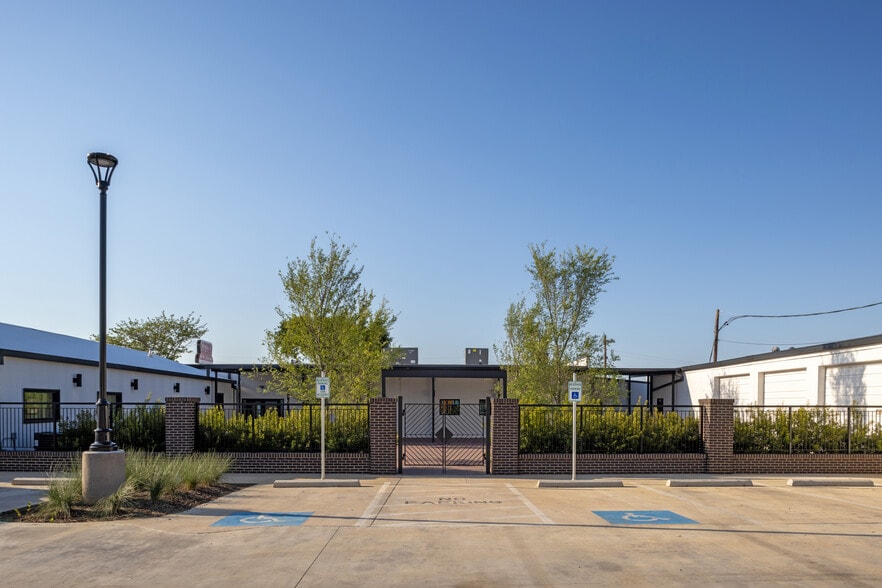 More Photos Of 300 E Division St, Arlington Restaurant For Lease