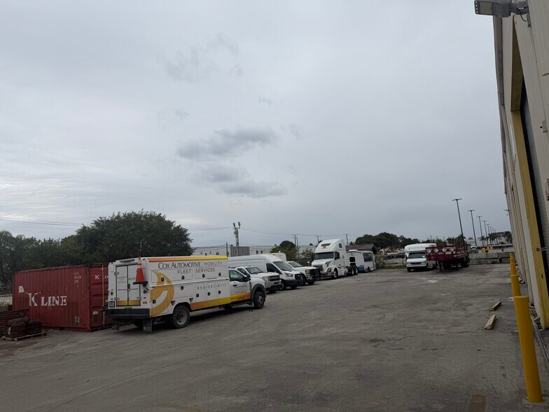 More Photos Of 10650-10660 NW South River Dr, Medley Warehouse For Lease