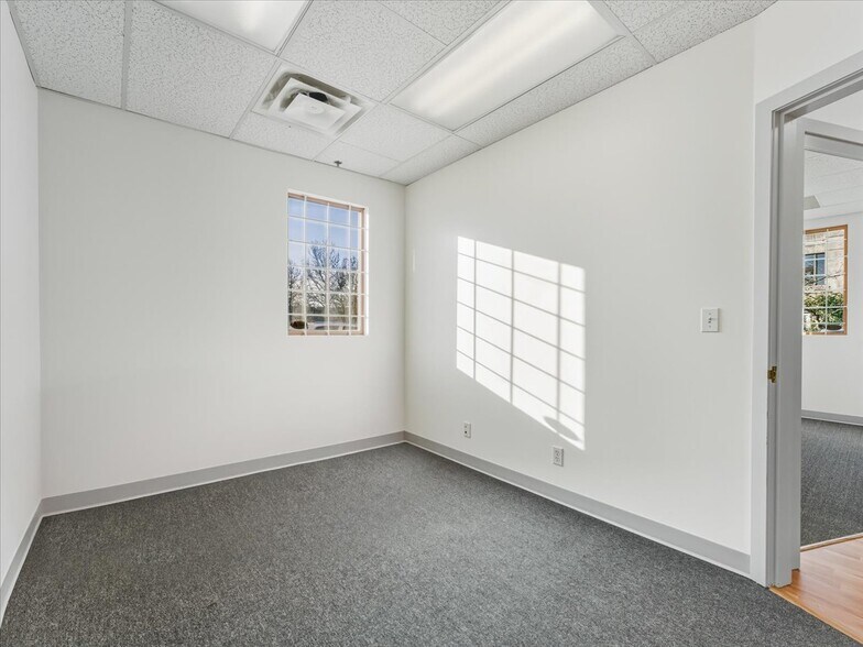 More Photos Of 470-560 Kingsway, Vancouver Storefront For Sale