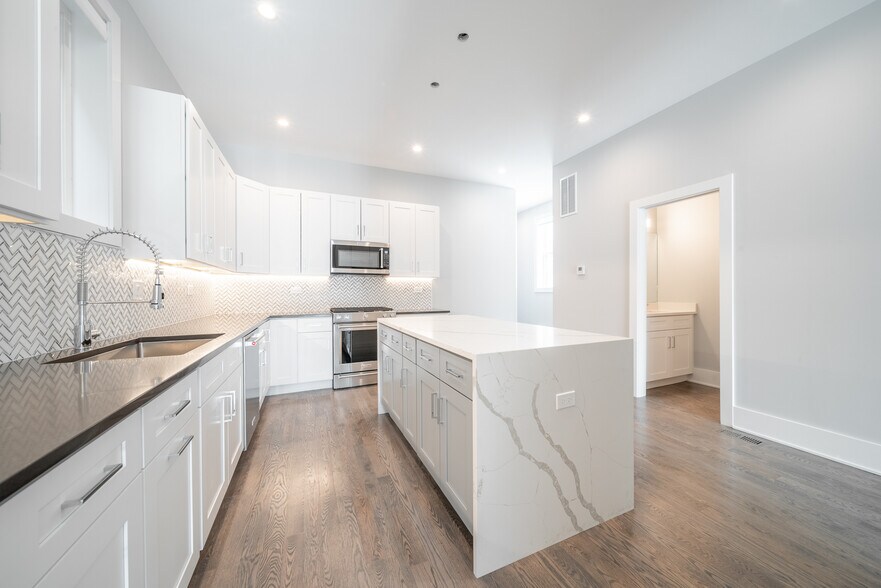 More Photos Of 556 W 18th St, Chicago Storefront Retail Residential For Sale