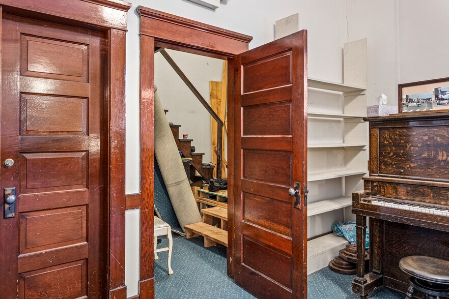 More Photos Of 305 E 1st St, Cle Elum Post Office For Sale