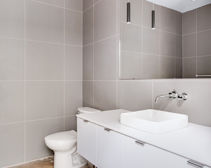 More Photos Of 2292 Vantage St, Dallas Showroom For Sale