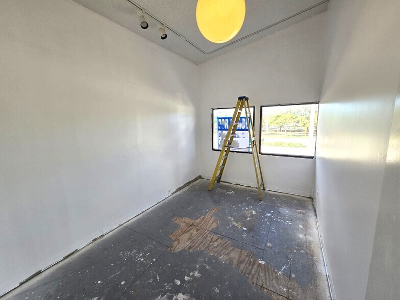 More Photos Of 5800-5820 N University Dr, Fort Lauderdale Storefront Retail Office For Lease