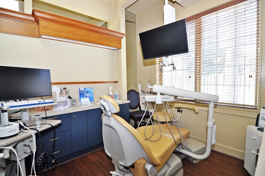 More Photos Of 10614 Warwick Ave, Fairfax Office For Lease