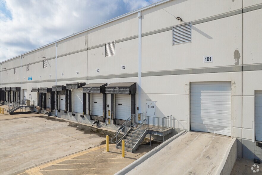 More Photos Of 9851 Fallbrook Pines Dr, Houston Warehouse For Lease