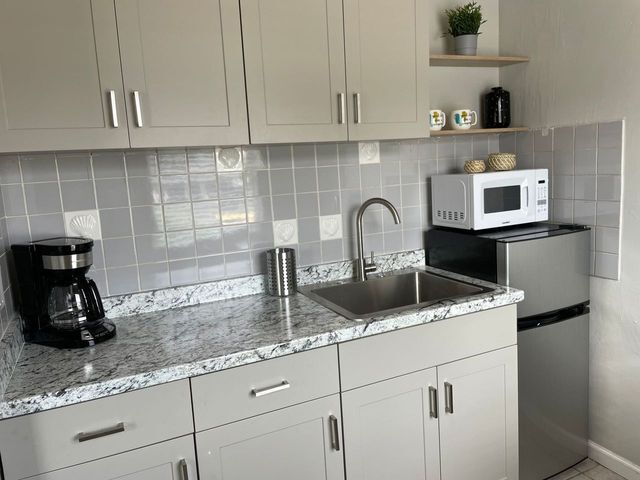 More Photos Of 629 Bay Esplanade, Clearwater Beach Specialty For Sale