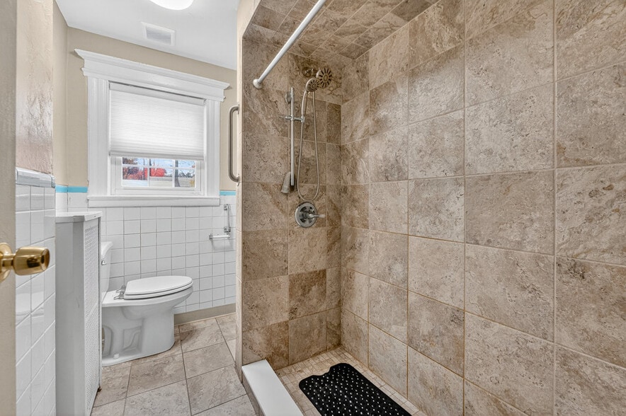 More Photos Of 160 Bloomfield Ave, Verona Storefront Retail Office For Sale