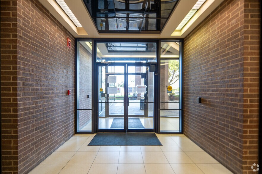 More Photos Of 2080 N State Highway 360, Grand Prairie Office Residential For Lease