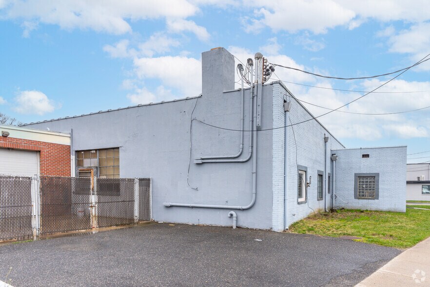 More Photos Of 181 E Hoffman Ave, Lindenhurst Warehouse For Sale