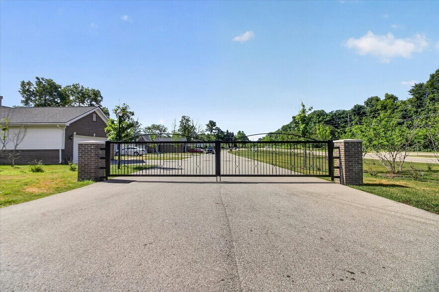 More Photos Of 26640 Orchard Lake Rd, Farmington Hills Apartments For Sale