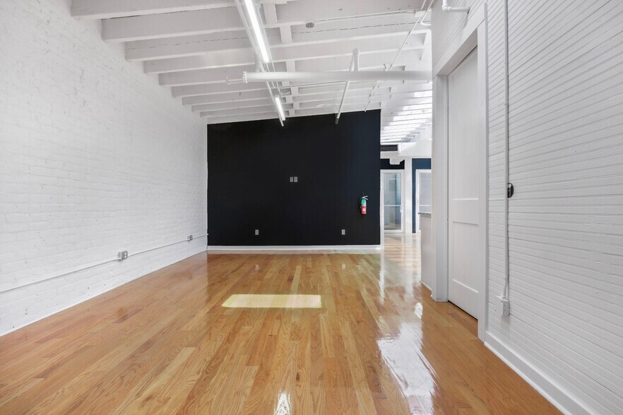 More Photos Of 2011 Magazine St, New Orleans Coworking Space