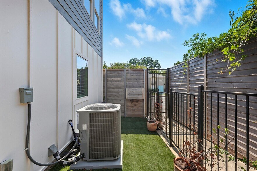 More Photos Of 5647 Live Oak, Dallas Apartments For Sale