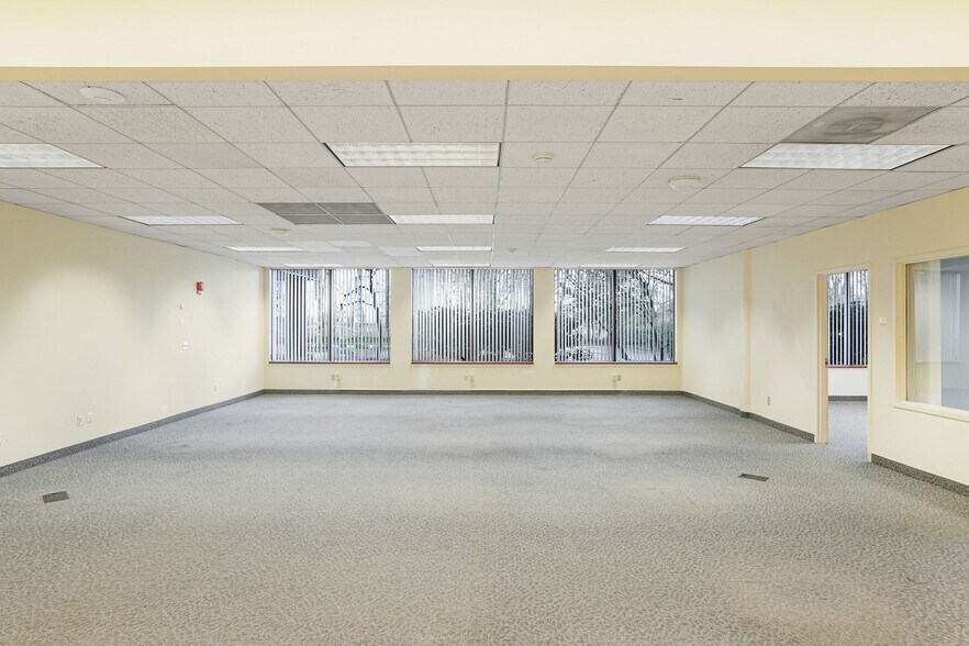 More Photos Of 2965 Ryan Dr SE, Salem Office For Sale