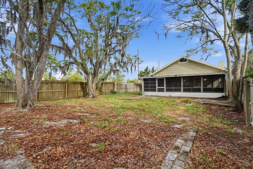 More Photos Of 1030 Camphor Ln, Deland General Retail For Sale