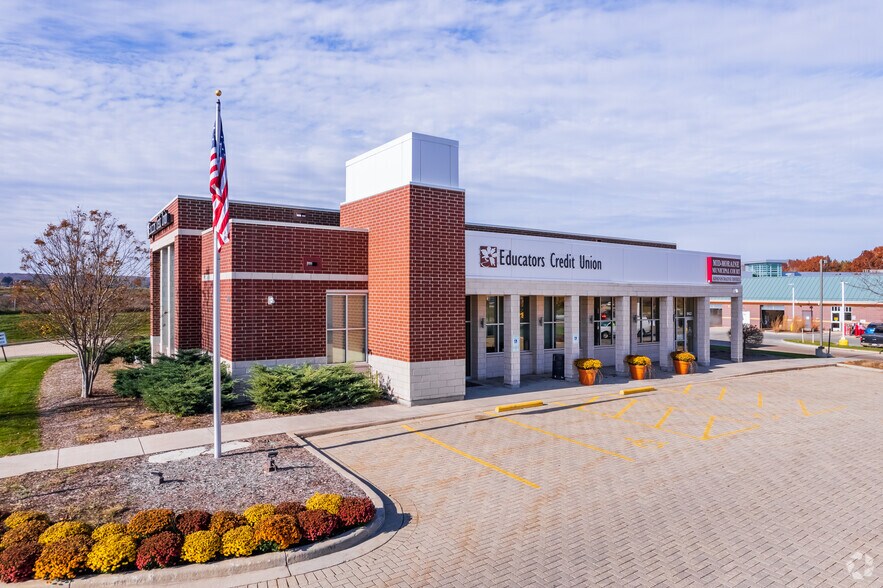 More Photos Of 960 W Paradise Dr, West Bend Bank For Sale