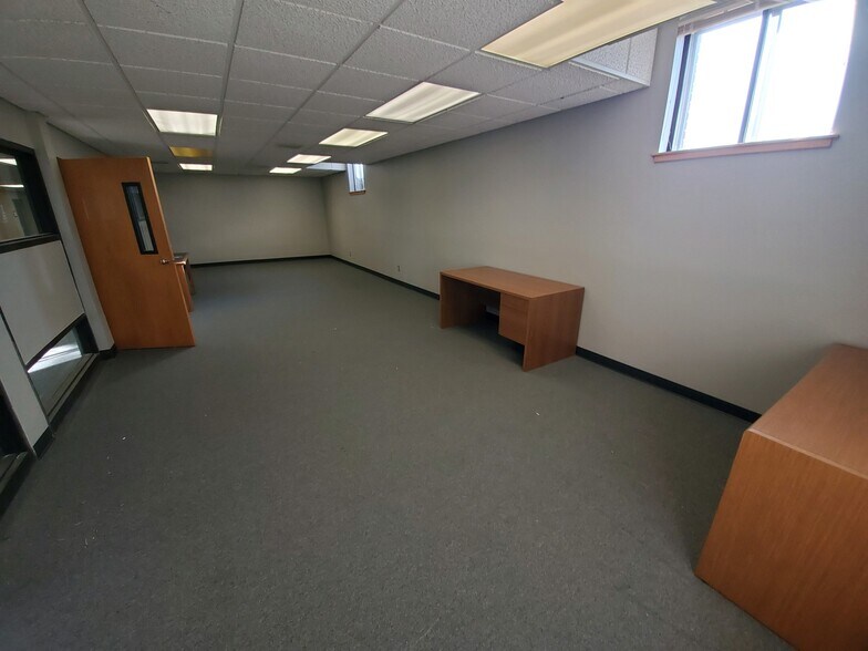 More Photos Of 2690 Fleur Dr, Des Moines Office For Lease