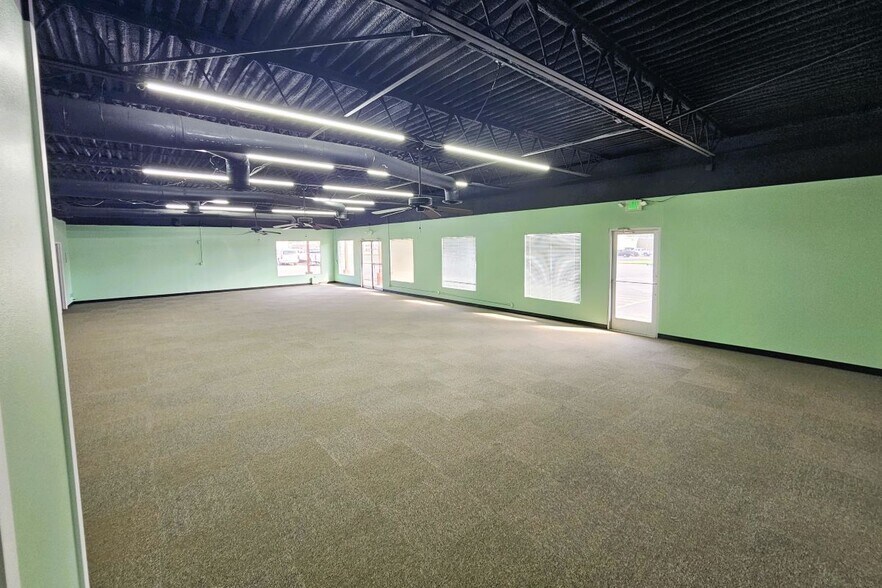 More Photos Of 200-202 S Ridgeway Dr, Cleburne Storefront Retail Office For Sale