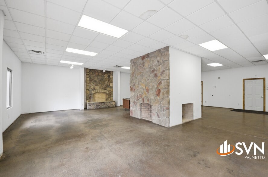 More Photos Of 107 Ben Hamby Ln, Greenville Light Distribution For Lease