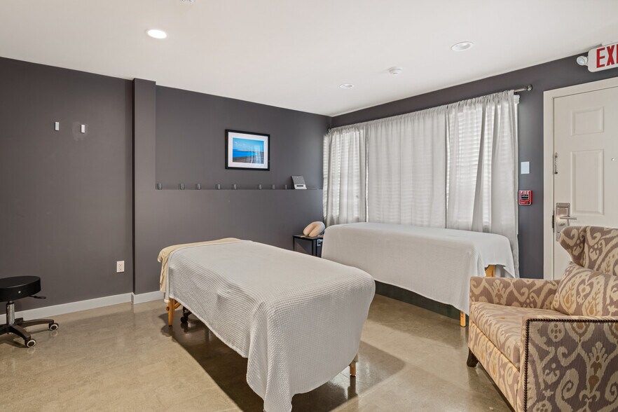 More Photos Of 105 Bradford Street Ext, Provincetown Hotel For Sale