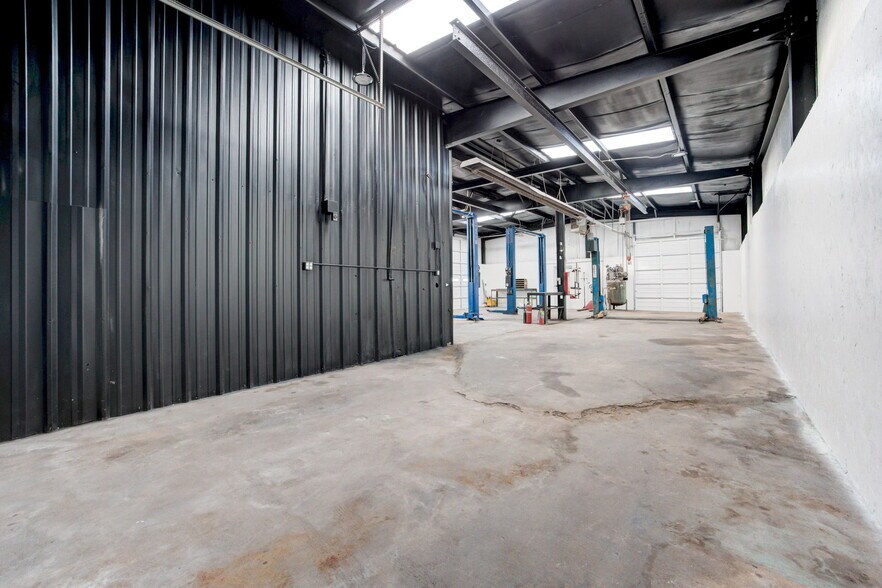 More Photos Of 1809 S Eastern Ave, Moore Auto Repair For Sale