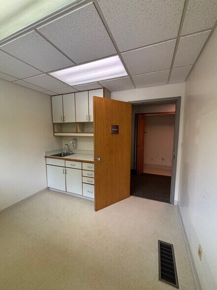 More Photos Of 600 Memorial Dr, Bella Vista Office For Lease