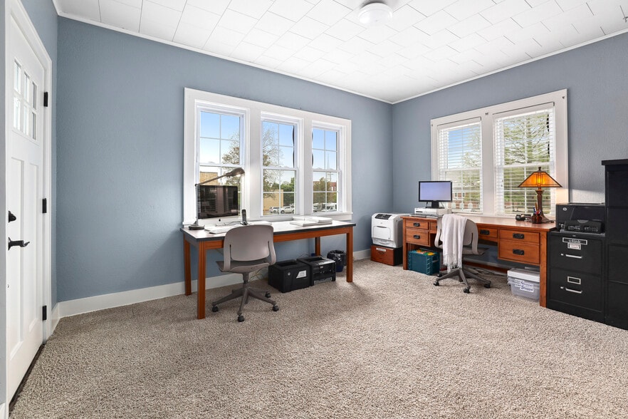 More Photos Of 355 N College Ave, Fayetteville Office Residential For Lease