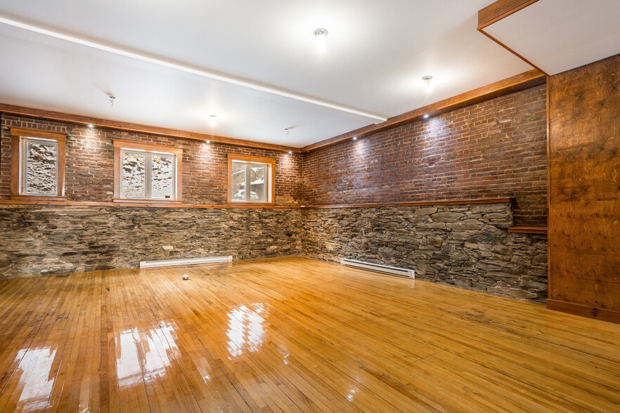 More Photos Of 31 Rue Wellington S, Sherbrooke Apartments For Lease