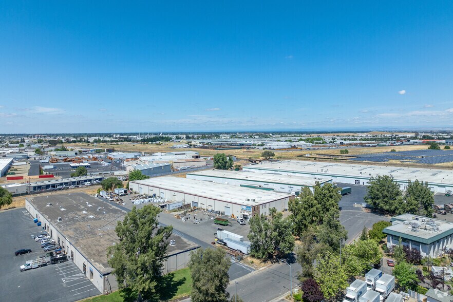 More Photos Of 8165 Signal Ct, Sacramento Warehouse For Sale