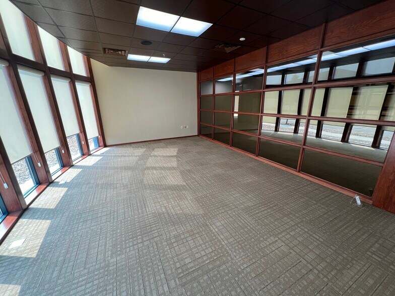 More Photos Of 812 Burlington Dr, Bismarck Office For Sale