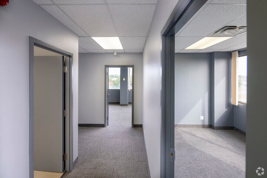 More Photos Of 700 Dorval Dr, Oakville Unknown For Lease