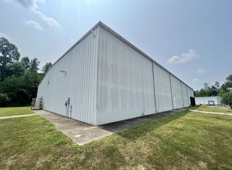 More Photos Of 3123 Cedar Park, Greensboro Warehouse For Lease