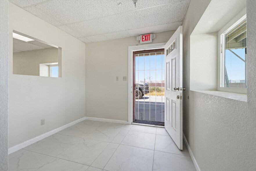 More Photos Of 1400 Orange St, Rosamond Warehouse For Lease