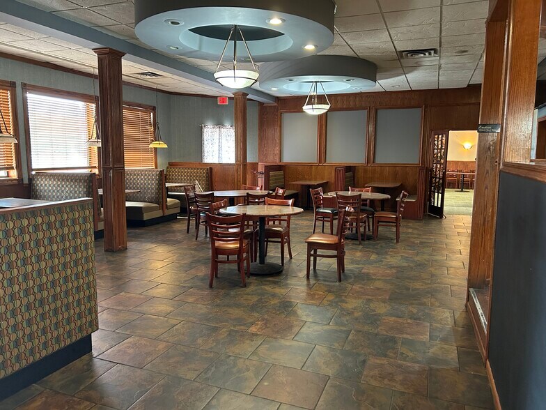 More Photos Of 1027 Sheffield Ave, Dyer Restaurant For Lease