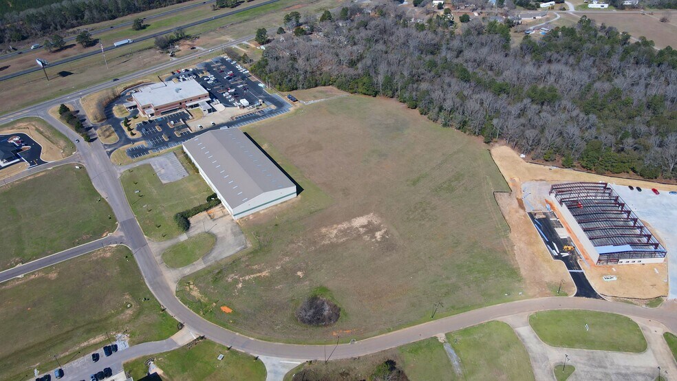 More Photos Of 107 Jesse Samuel Hunt Blvd, Prattville Warehouse For Lease