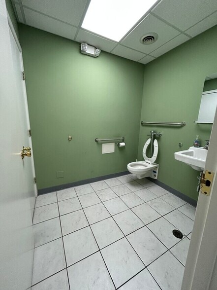 More Photos Of 3612 Lake Ave, Wilmette Medical For Lease
