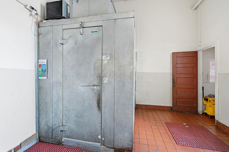 More Photos Of 1037 Valencia St, San Francisco General Retail For Lease