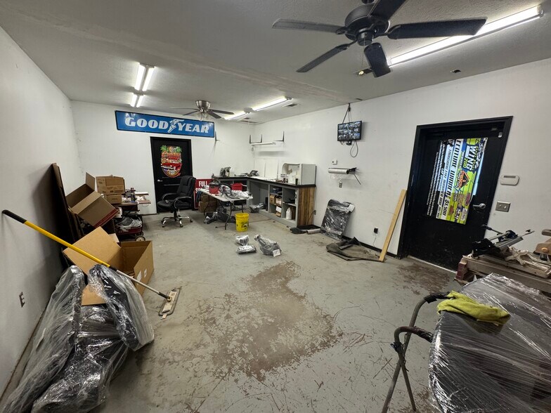 More Photos Of 7670 S Siwell Rd, Byram Warehouse For Sale