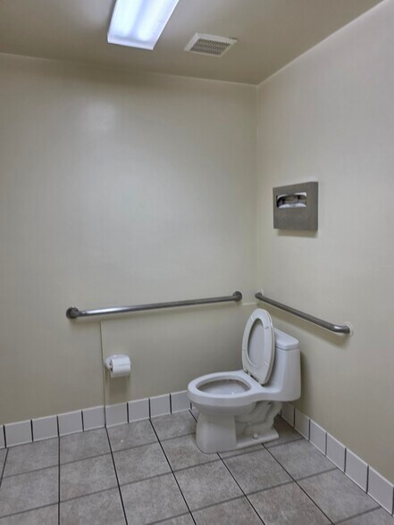 More Photos Of 1905 Ocean Front Walk, Venice General Retail For Lease