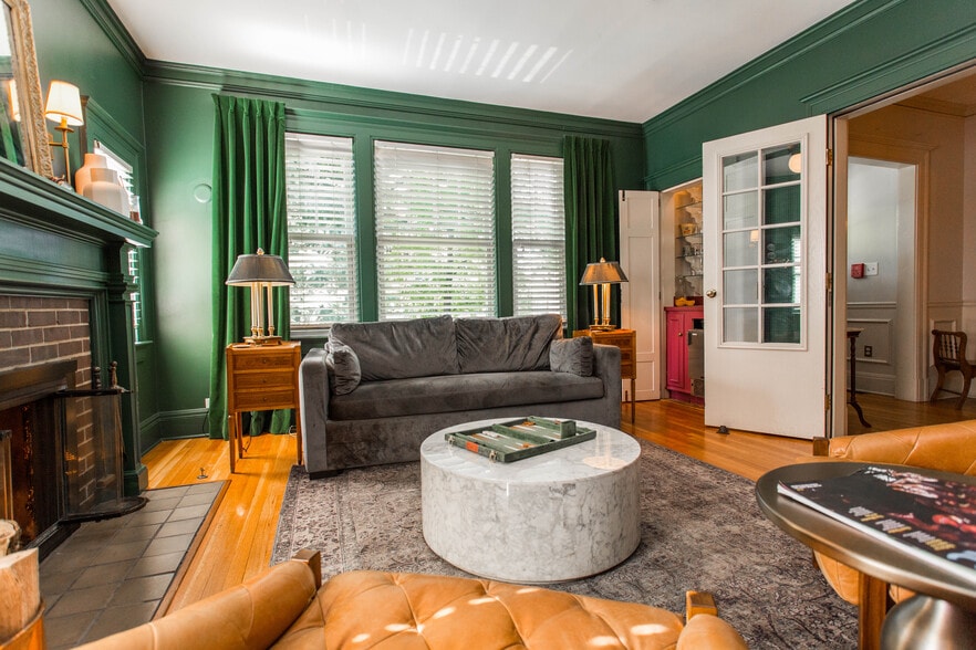 More Photos Of 116 E 46th St, Kansas City Hospitality For Sale