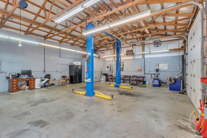 More Photos Of 6522 Polk Ln, Columbia Auto Repair For Sale