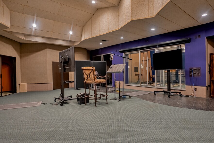More Photos Of 3449–3453 Cahuenga Blvd W, Los Angeles Movie Radio TVStudio For Sale