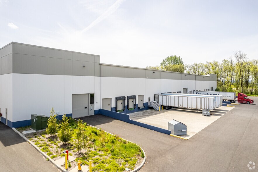 More Photos Of 7000 S 10th St, Ridgefield Warehouse For Lease