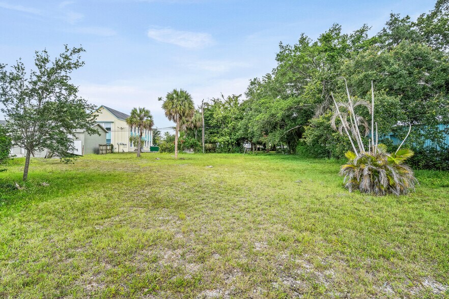 More Photos Of 725 12th St, Vero Beach Auto Repair For Sale